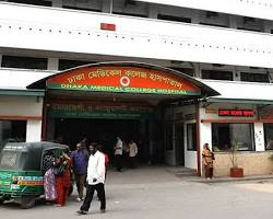 ঢাকা মেডিক্যাল কলেজ (ঢামেক) হাসপাতালের জরুরি বিভাগকে কেন্দ্র করে চিকিৎসক ও ঢাকা বিশ্ববিদ্যালয়ের শিক্ষার্থীদের মধ্যে সংঘর্ষের ঘটনা ঘটেছে। এতে উভয় পক্ষের কয়েকজন আহত হয়েছেন বলে জানা গেছে।