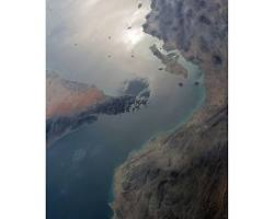 হরমুজ প্রণালিকে কেন্দ্র করে মধ্যপ্রাচ্যে নতুন করে উত্তেজনা তৈরি হয়েছে। সাম্প্রতিক পরিস্থিতিতে এই গুরুত্বপূর্ণ জলপথ দিয়ে জাহাজ চলাচল কার্যত স্থবির হয়ে পড়েছে, যা বৈশ্বিক জ্বালানি ও বাণিজ্যের ওপর বড় প্রভাব ফেলতে পারে।