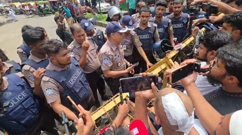 ঢাকা আলিয়া মাদ্রাসায় শিবিরের প্রবেশে পুলিশি বাধা, ভেতরে ছাত্রদলের নেতাকর্মীরা
