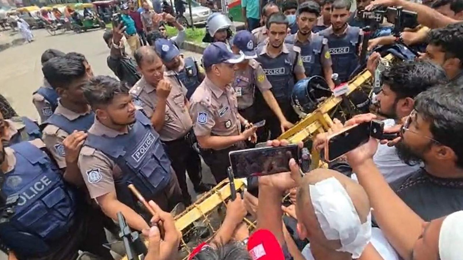 ঢাকা আলিয়া মাদ্রাসায় শিবিরের প্রবেশে পুলিশি বাধা, ভেতরে ছাত্রদলের নেতাকর্মীরা