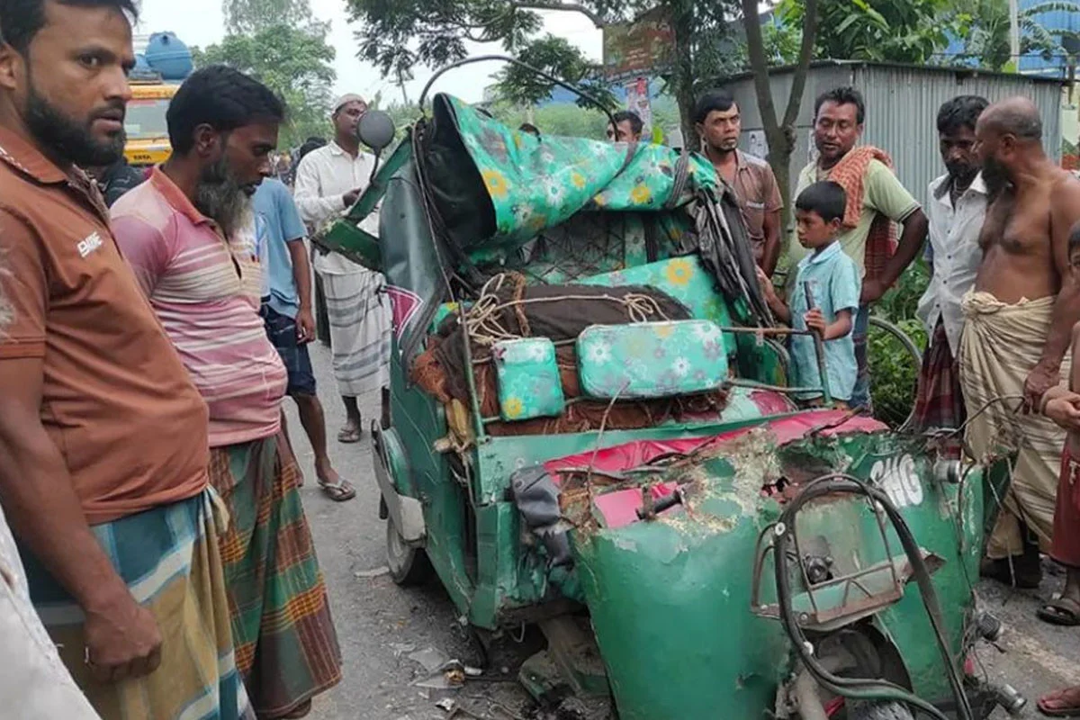 সিরাজগঞ্জে দাঁড়িয়ে থাকা ট্রাকে অটোরিকশার ধাক্কা, চালকসহ নিহত ২