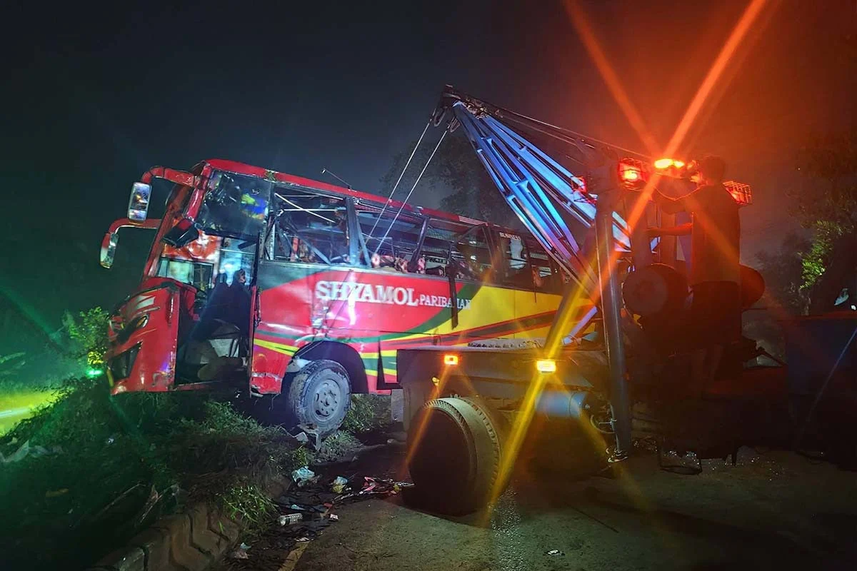 ফেনীতে বাস উল্টে কাস্টমস কর্মকর্তা নিহত, আহত ১০