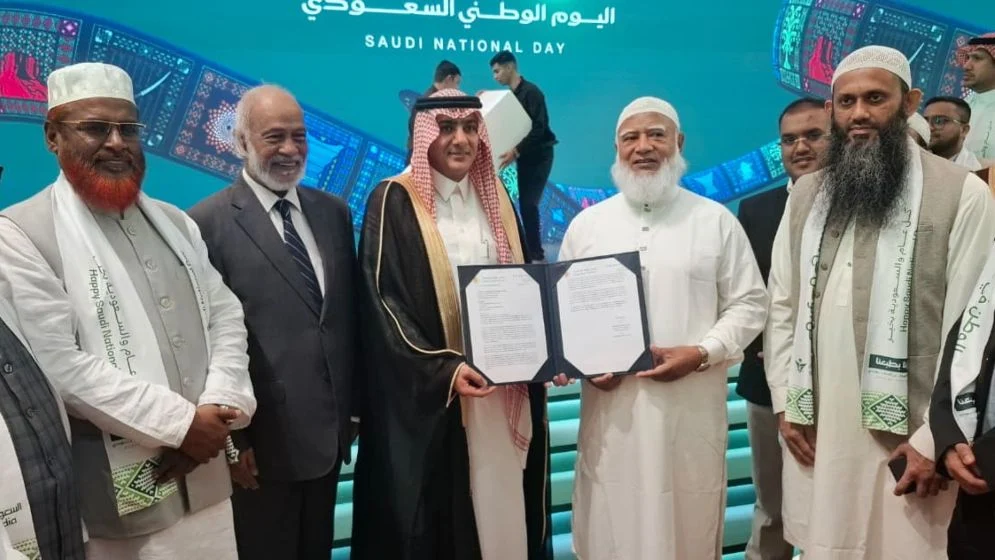 সৌদি জাতীয় দিবসের অনুষ্ঠানে জামায়াত আমির, রাষ্ট্রদূতের হাতে শুভেচ্ছাপত্র