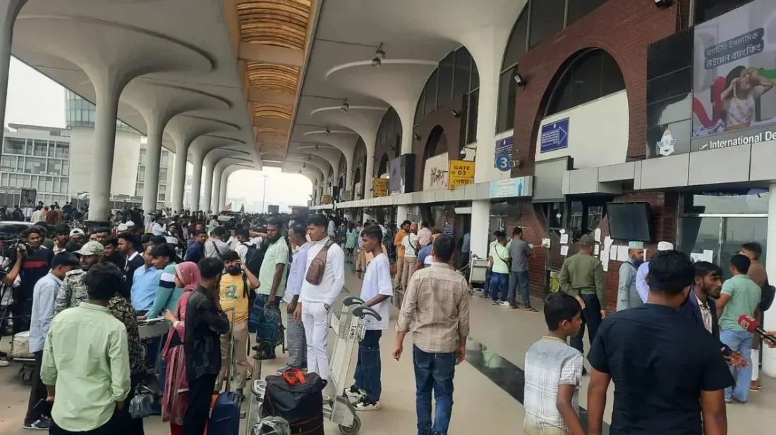 ঢাকা–রিয়াদ ফ্লাইট বাতিলে চরম ভোগান্তিতে প্রবাসী কর্মীরা, বাড়ছে চাকরি হারানোর শঙ্কা
