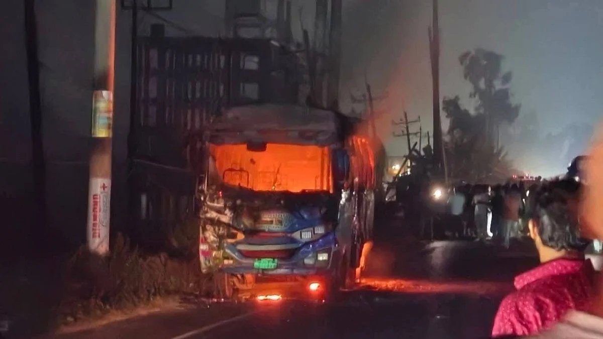 চট্টগ্রামে বাবা-মেয়ের মৃত্যুর পর বাসে আগুন, পুলিশের গাড়িতে হামলা