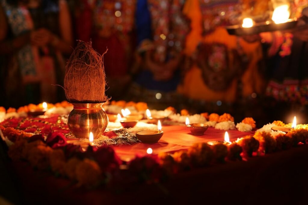 দুর্গাপূজার আরতিতে প্রজ্বলিত প্রদীপ, প্রতীকী ছবি