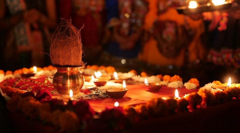 দুর্গাপূজার আরতিতে প্রজ্বলিত প্রদীপ, প্রতীকী ছবি